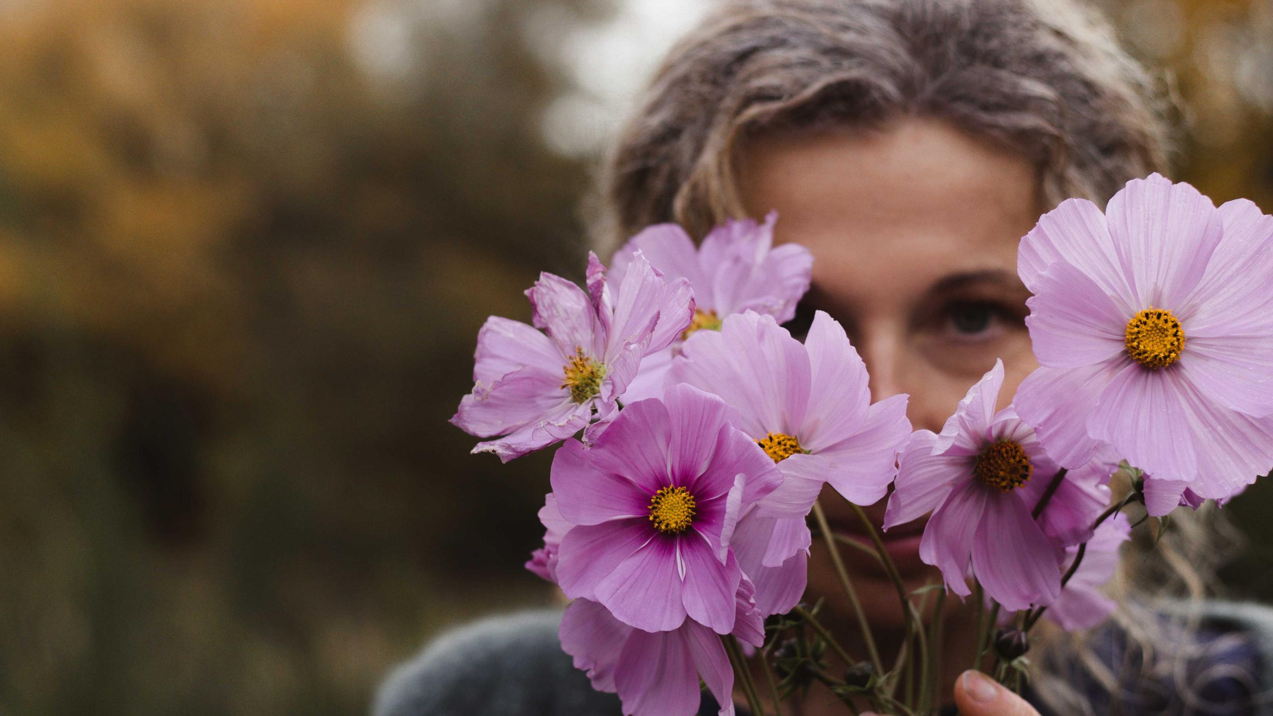 Nicki behind flowers Portrait